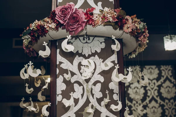 Стильний декор троянд на весіллі — стокове фото