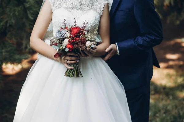 Novia y novio celebración ramo — Foto de Stock