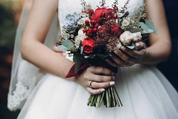 Sposa e sposo tenendo bouquet — Foto Stock