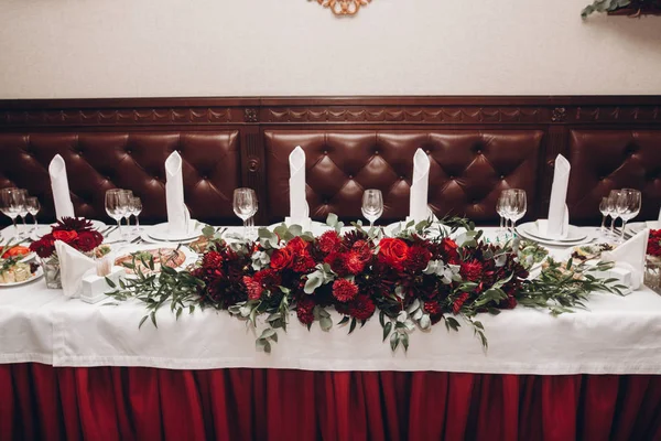 Red table centerpiece — Stock Photo, Image