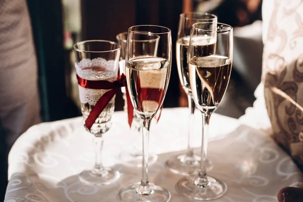 Copos de champanhe na bandeja — Fotografia de Stock
