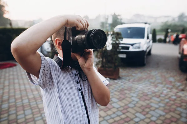 Pojken håller stora foto kamera — Stockfoto