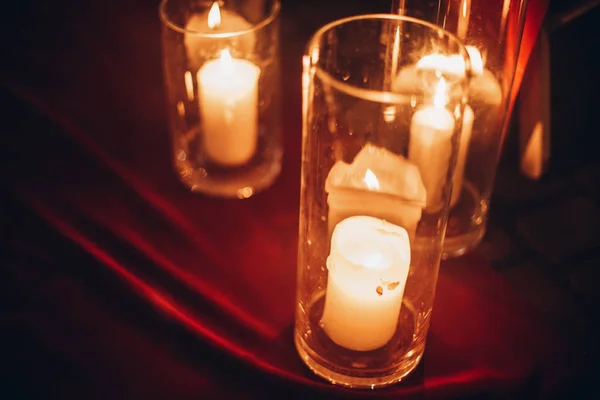 Velas em lanternas de vidro — Fotografia de Stock