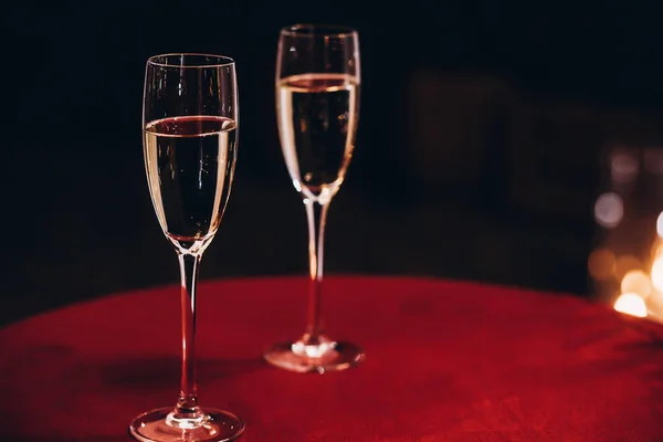 Kırmızı masada şampanya bardağı — Stok fotoğraf