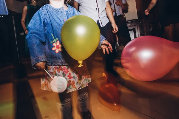 Balonlar ile oynayan çocuk — Stok fotoğraf