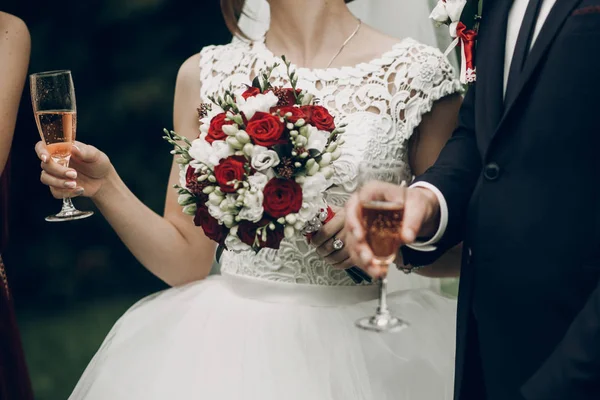 Braut und Bräutigam stoßen mit Champagner an — Stockfoto