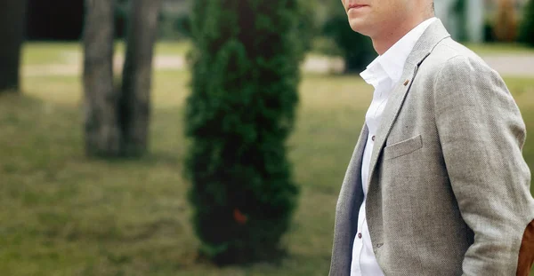 Novio elegante posando en el parque — Foto de Stock