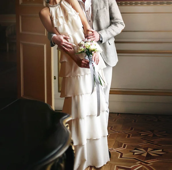 Πολυτελή μοντέρνα γαμήλιο ζεύγος — Φωτογραφία Αρχείου