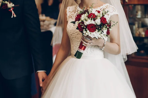 Sposa e sposo tenendo bouquet — Foto Stock