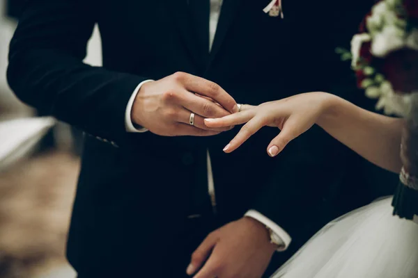 Обмен кольцами между невестой и женихом — стоковое фото
