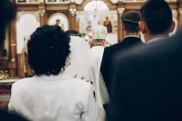 Вид ззаду нареченої і нареченого — стокове фото