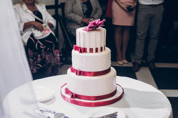 Вкусный свадебный торт — стоковое фото