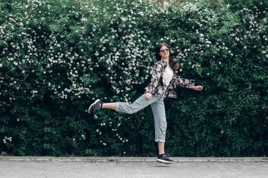 Park'ta yürüyordunuz hipster kadın