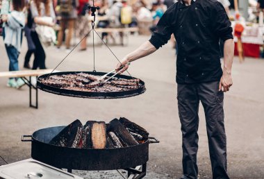 adam holding çelik dilleri