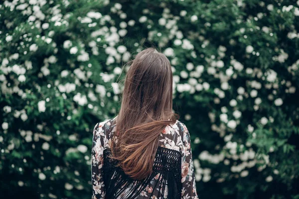 Girl posing on background of bush — Stock Photo, Image