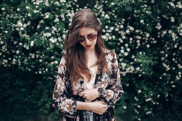 Hipster woman walking in park — Stock Photo, Image