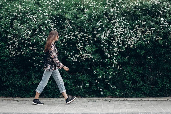 Hipster vrouw wandelen in het park — Stockfoto