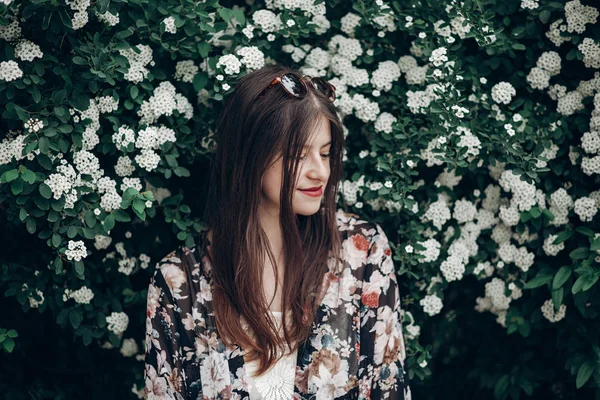 Chica posando sobre fondo de florecimiento arbusto —  Fotos de Stock