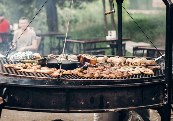 Грибы на гриле из мяса и овощей — стоковое фото