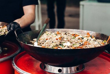 sebzeli makarna yapma adam 