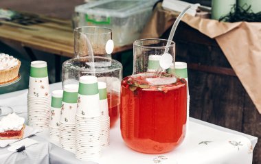 büyük cam kavanoz çilek ile 