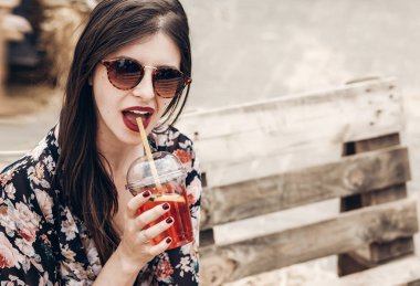 Kadın limonata içmek