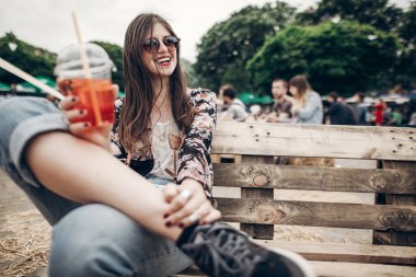 bankta oturan boho kız 