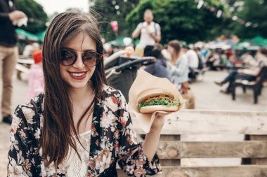 Kız holding hamburger 