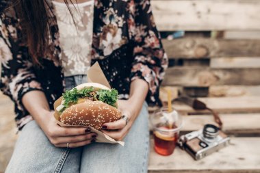 ellerinde büyük burger
