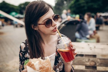 Kadın limonata içmek