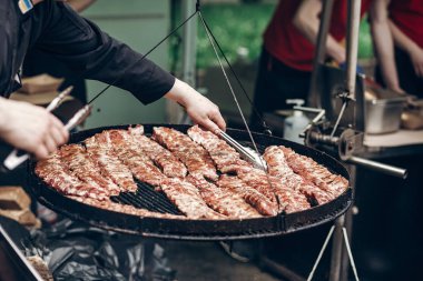 adam holding çelik dilleri