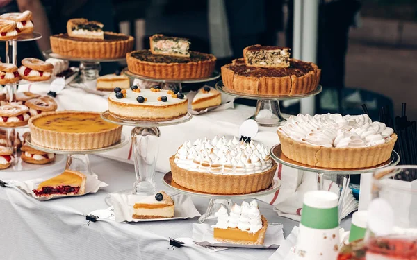 Delicious cakes and pie — Stock Photo, Image