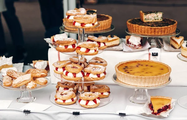 Delicious cakes and eclairs — Stock Photo, Image