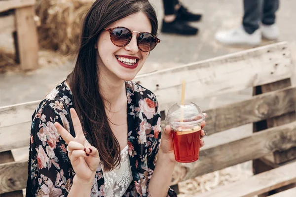 Girl holding lemonade — Stock Photo, Image