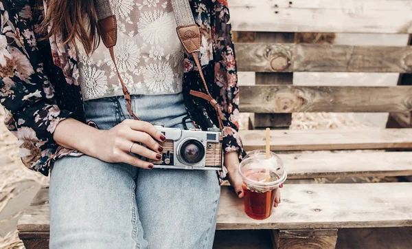 Девушка со старым фотоаппаратом — стоковое фото