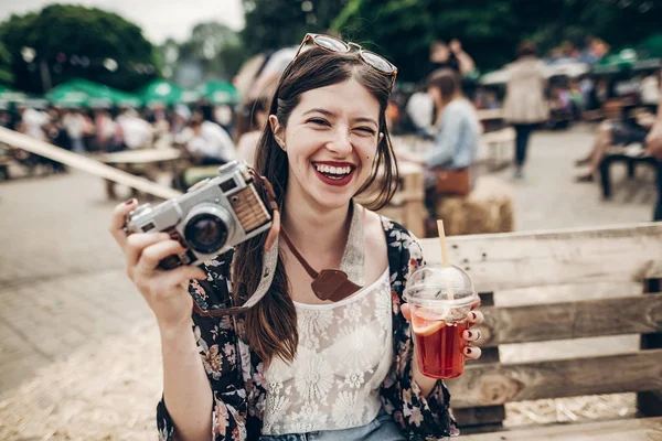 Girl holding lemonade and photo camera — Stock Photo, Image