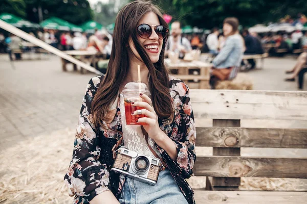 Boho girl holding cocktail — Stock Photo, Image