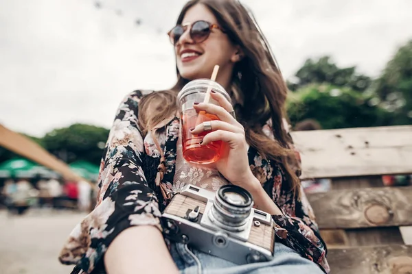 Hipster woman holding lemonade — Stock Photo, Image