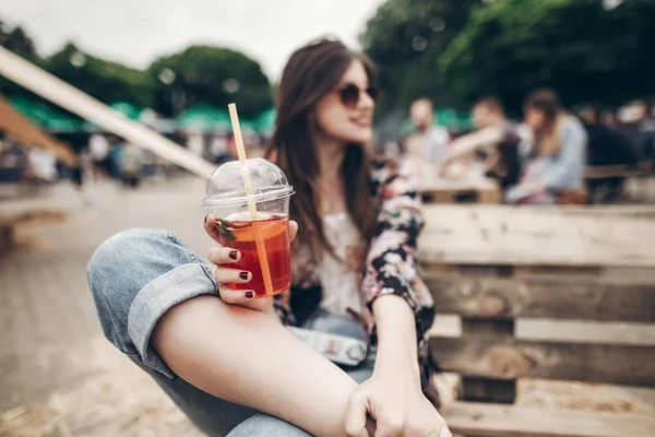 Boho girl sitting on bench — Stock Photo, Image