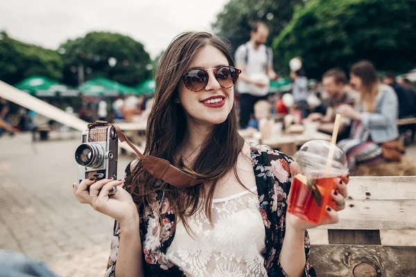 Chica sosteniendo limonada y foto cámara — Foto de Stock