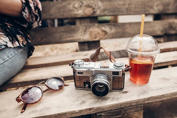Limonade, lunettes de soleil et appareil photo — Photo