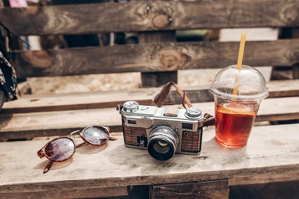 Limonata, güneş gözlüğü ve kamera — Stok fotoğraf