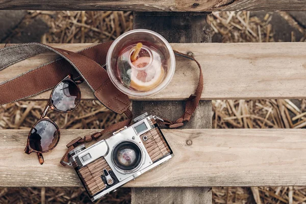 Limonády, sluneční brýle a fotoaparát — Stock fotografie