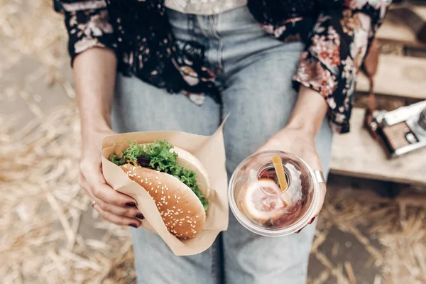 Девушка с чизбургером и напитками — стоковое фото