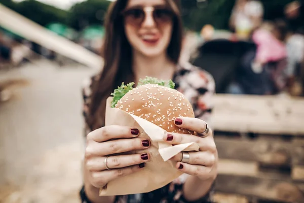 Suculent hamburger în mâini — Fotografie, imagine de stoc