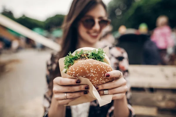 Suculent hamburger în mâini — Fotografie, imagine de stoc
