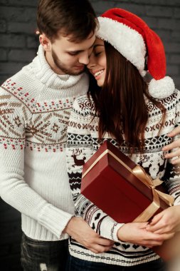 adam öpüşme ve esmer kadın sarılma 