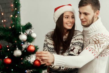 kadın ve adam Noel ağacı süsleme