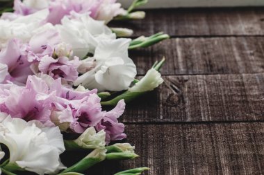 Glayöl ahşap arka plan üzerinde