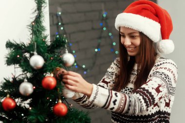 Noel Ağacını süsleyen Kadın